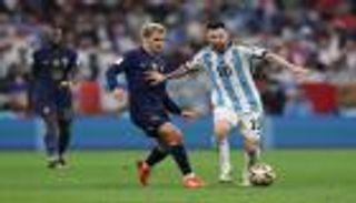 برسالة طريفة.. غريزمان يُداعب ميسي في سباق الكرة الذهبية 2023