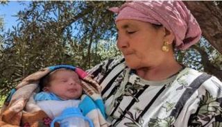 الرضيع بلال رفقة جدته