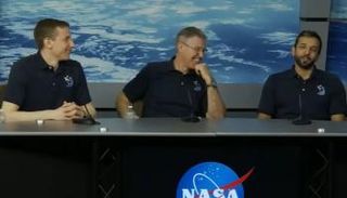 سلطان النيادي (يمين)