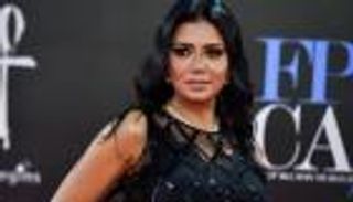 رانيا يوسف: أتصرف بتلقائية في مجتمع "متحفظ".. وأربي بناتي على الحرية