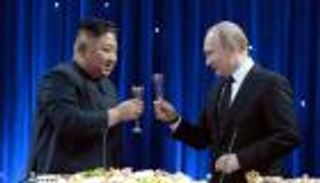 "نخب صداقة" بوتين وكيم.. ساعتان من عسل الشرق وعلقم الغرب