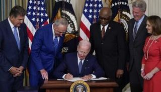 الرئيس بايدن يوقع قانون خفض التضخم في أكبر عمل مناخي للولايات المتحدة
