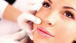 سيدة تخضع لجراحة تجميل