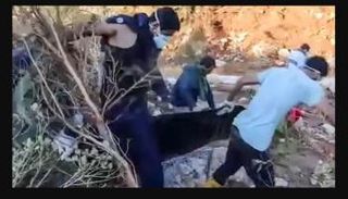 لحظة نقل جثمان الطفل الليبي