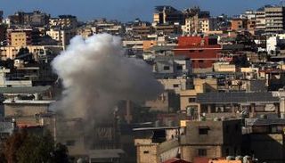 تصاعد الأدخنة جراء تجدد الاشتباكات في مخيم عين الحلوة بلبنان - فرانس برس