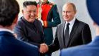 بوتين وكيم يتبادلان البنادق.. هدية الزعيم تُرد بمثلها