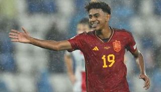 يامين لامال لاعب برشلونة ومنتخب إسبانيا