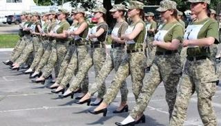 مجندات أوكرانيات في عرض عسكري - أرشيفية