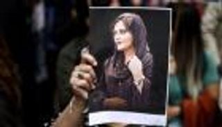 في ذكرى وفاتها.. "اعتقال" والد الإيرانية مهسا أميني لفترة وجيزة