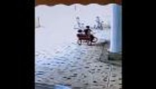 في اللحظة الأخيرة.. طفلة سعودية تنقذ أخيها المختنق بطريقة عجيبة (فيديو)