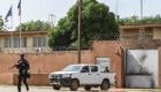 السفير الفرنسي في النيجر "رهينة".. وهذا ما يأكله