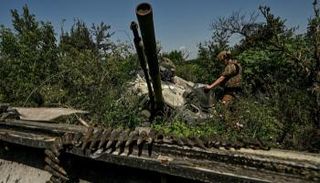 جندي أوكراني يتفقد برج مركبة مشاة قتالية روسية مدمرة - رويترز