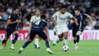 يشجع برشلونة.. حكم يستفز لاعبي ريال مدريد بتصرف مفاجئ