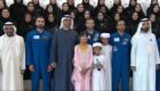 محمد بن زايد ومحمد بن راشد في صورة تذكارية مع النيادي وفريق العمل