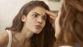 عادات يومية تجعل المرأة تبدو أكبر سنًا