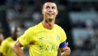 بعدما انفجر بالبكاء.. كريستيانو رونالدو يحقق حلم طفل في إيران (فيديو)