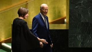 الرئيس جو بايدن أثناء تقدمه لمنصة الإلقاء بالأمم المتحدة