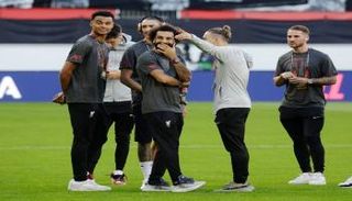 صلاح مع لاعبي ليفربول