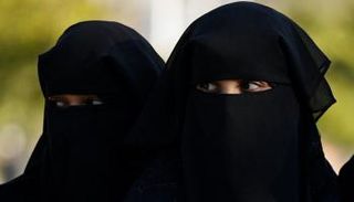 سيدتان ترتديان النقاب - أرشيفية