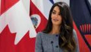 خطاب وعشاء.. أمل كلوني تتألق على "بوديوم" الأمم المتحدة (صور)