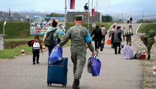 جندي روسي يساعد مدنيين أرمن