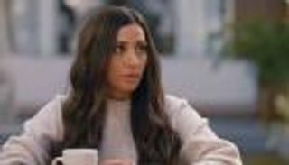 دينا الشربيني ووالدتها.. هل كانت علاقتهما متوترة؟ (فيديو)