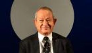 نجيب ساويرس يشتبك مع متابع: أشرب الخمر ولا أسكر