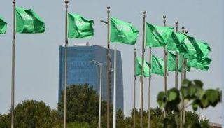 شوارع المملكة تتزين بأعلام البلاد  احتفاء باليوم الوطني