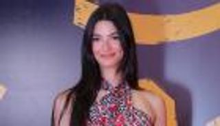 تارا عماد تخطف الأنظار بإطلالة "قطف الياسمين" الثرية (صور)