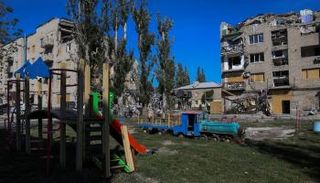 منطقة ألعاب أطفال ومبان مهدمة في منطقة دونيتسك