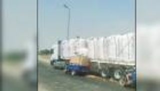 "عصابة البطاطس" في مصر.. تسرق حمولة الشاحنات على الطريق (فيديو)