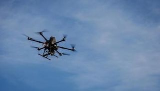 طائرة بدون طيار تحلّق في الهواء خلال تدريب دفاعي ضد المسيّرات نظّمه الناتو 