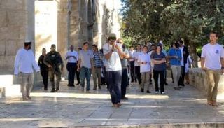 مستوطنون يقتحمون باحة المسجد الأقصى - وفا