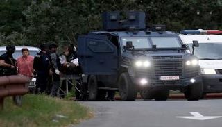 ضباط شرطة كوسوفو يقومون بإجلاء جريح عند مدخل قرية بانجسكا شمال كوسوفو