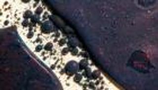 رمال حديدية تتدحرج عكس الجاذبية.. فيديو لتجربة علمية فريدة