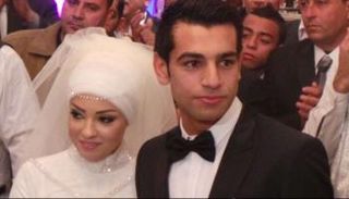 محمد صلاح وزوجته في حفل زفافهما - أرشيفية