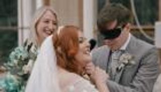 مذيعة فاقدة للبصر تعصب أعين زوجها والحضور في زفافها (فيديو)