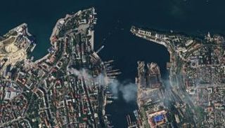 صورة بالأقمار الصناعية تظهر تصاعد الدخان من مقر الأسطول الروسي - رويترز