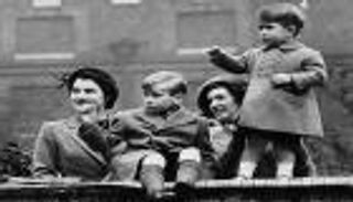 أمه لم تقبله.. هكذا عاش الملك تشارلز في "عشق" المربيات 