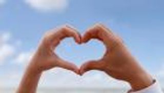 خبيرة تجيب عن السؤال الصعب: هل يمكن الوقوع في الحب من النظرة الأولى؟