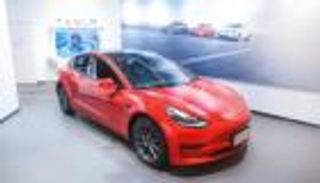 تسلا تمنح سيارات مجانية للمالكين بشرط واحد.. ما هو؟