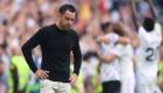 أخطاء قاتلة وتغييرات غريبة.. برشلونة يغرق في أفكار تشافي