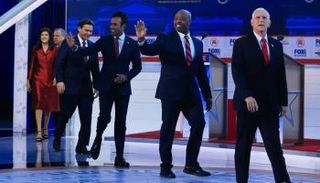 المرشحون السبعة وهم يدخلون المناظرة