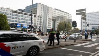 ضباط الشرطة يؤمنون المنطقة بعد إلقاء القبض على المشتبه به 