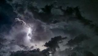 العاصفة "إلياس" في سماء اليونان