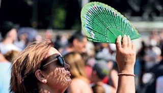 امرأة تحتمي من حرارة الشمس- أرشيفية