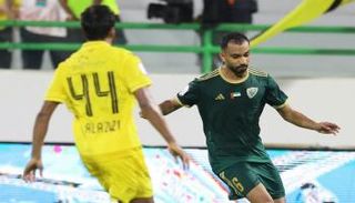 جانب من مباراة خورفكان والوصل بالدوري الإماراتي