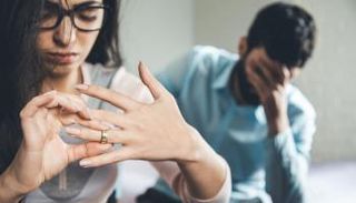 زوجان غاضبان - تعبيرية