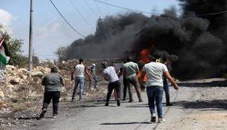 فلسطينيون يشعلون إطارات السيارات في الضفة الغربية