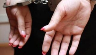 متهمة مقيدة اليدين - أرشيفية